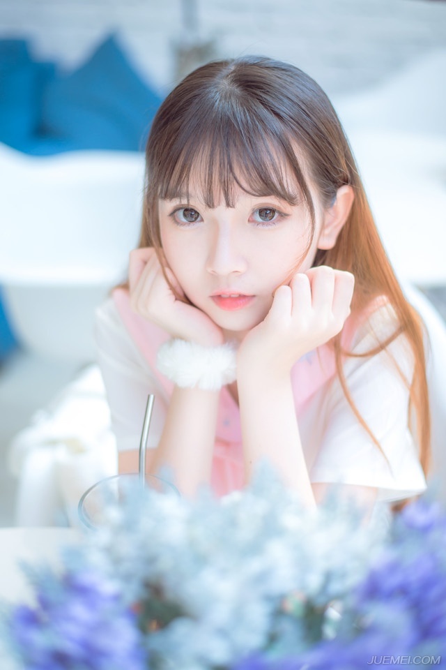 “张将军，主公可是因为你特赦刘璋，而且刘璋如今已为尚书令，你此时接印，算不得背主！”法正看向张任，微笑道。